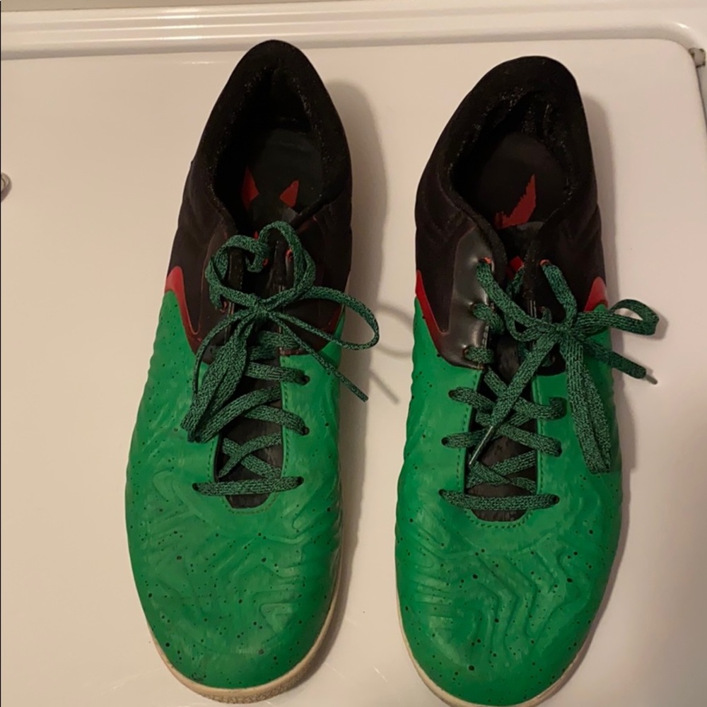 Soccer shoes
